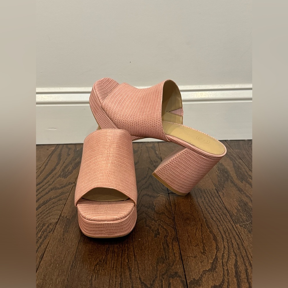 Urban Outfitters Women's Pink platform heel